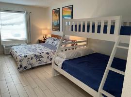 Heated Pool, Bunk Beds, King Bed, Huge TV, Marina, Tiki Bar, Ferienwohnung mit Hotelservice in Sarasota