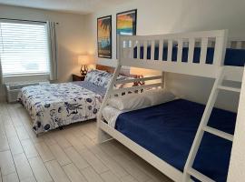 Heated Pool, Bunk Beds, King Bed, Huge TV, Marina, Tiki Bar, aparthotel in Sarasota