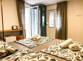 Omis apartment with balcony - near beach and town center, h&ocirc;tel &agrave; Omi&scaron;