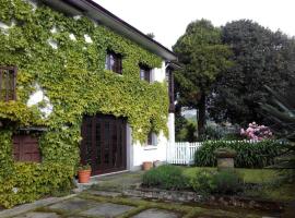 Preciosa casa familiar con jardín, hotel barato en Cadavedo