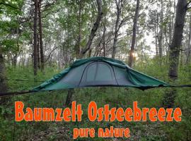 Baumzeltdorf OSTSEEBREEZE direkt am Strand, къмпинг в Дранске