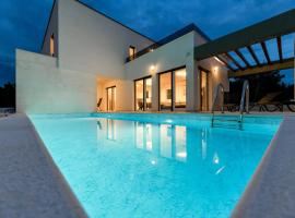 Luxusvilla Christian direkt am Meer mit Pool, Hotel in Rovanjska