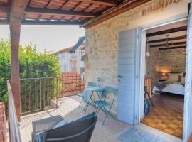 Traditional holiday house by the sea, hotel em Preko