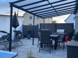 modern house with pool - 3 bedrooms 2 Bathrooms, semesterhus i Memmingen