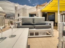 Luxury Penthouse Sea View Jacuzzy & pool wiffi free, lyxhotell i Playa Fañabe