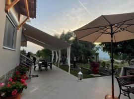 Backyard houses, hotel with parking in Toroni
