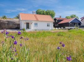 Beatuful renovated cottage, countryside surroundings, 10 min walk from beach, hytte 