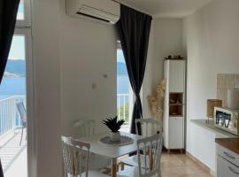Apartmani Dalmatino – hotel w mieście Komarna