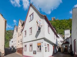 Cosy holiday home in Sankt Goarshausen with barbecue, hotel with parking in Sankt Goarshausen