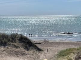 Las Piedritas Casa de Mar – hotel z basenem w mieście Las Grutas