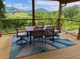 Blue Sky Cabin - Built in 2023 this 3 bed 2,5 bath home has gorgeous views, villa in Jefferson