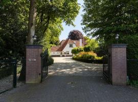 Stylish villa 12p with private pool in the Veluwe, cottage in Garderen