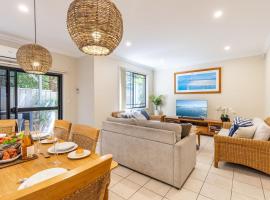 2 11a Christmas Bush Avenue - fantastic pet friendly townhouse close to Dutchies Beach with Wi-Fi and Air Con, ξενοδοχείο σε Nelson Bay