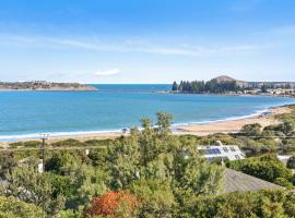 13 The Crescent - BYO Linen - Ocean Views - Wi-Fi, hotel en McCracken