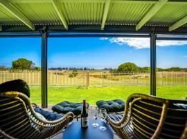 14 Excelsior Pde - BYO Linen - Pets Negotiable - Waterviews, hotel in Hindmarsh Island