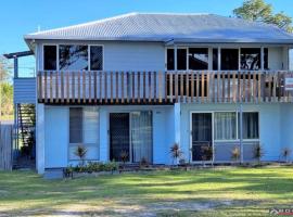 Top Level Unit With Gorgeous Waterviews, strandhotel i Burrum Heads