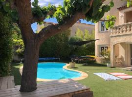 Villa 5 chambres avec piscine entre Provence et Luberon，Meyrargues的飯店