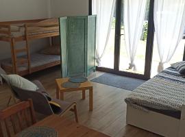 Sous l'arbre aux papillons, semesterhus i Roaillan