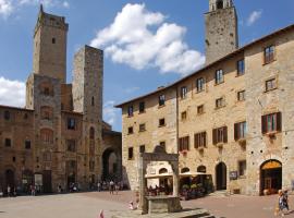 Leon Bianco, hotel San Gimignanóban