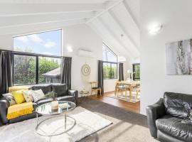 Oasis Ode Retreat with pool and spa, feriehus i Auckland
