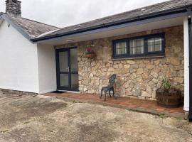 Spacious 1 bed bungalow located on a Gower Sheep Farm, hotell nära Pennard Castle, Swansea