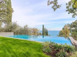 VILLA MICHELLE Amazing view Pool Beach front, hotel in Padenghe sul Garda