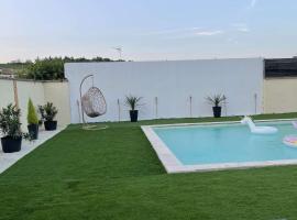 Maison 4 personnes avec grande piscine et jacuzzi, hotell med parkeringsplass i Castillon-la-Bataille