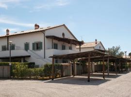 Porzione Casale Toscano con 3 camere, vicino al mare, khách sạn ở Nunziatella