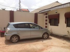 Charming 2-Bed Cottage in Benin City，貝寧城的飯店
