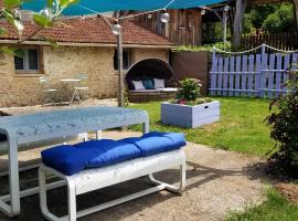Romantic Bijou Gite with shared pool, къща тип котидж в Larzac