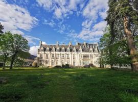 Grand appartement dans Château Néo-gothique, hotel u blizini znamenitosti 'Konvencijski centar Parc des Expos Orléans' u gradu 'Orléans'