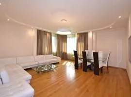 Teryan street, 3 bedrooms Luxury & Grand, Sunny apartment TT663