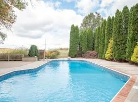 Cozy Cow Homestead with pool!