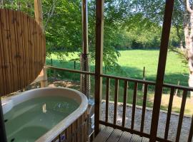 Breckland Lodge 3 with Hot Tub, hotel in Belladrum