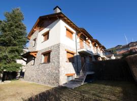 Casa amb jardí Alp, cabana o cottage a Alp