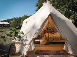 Idyllisk glamping rett ved elven, viešbutis Šiene