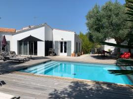 La Passerelle Grande maison avec Piscine chauffée, hôtel à Rivedoux-Plage