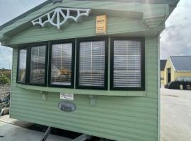 Seaside Chalet, glamping site in Quilty