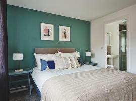 Coventry Home for 6+2, 150Mbp Wi-Fi + Parking, hotell med parkeringsplass i Canley