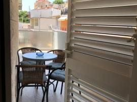 Omis - private Ensuite room with balcony - hotel style, hotel em Omiš
