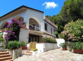 Tra mare e bosco nella splendida Quercianella, villa in Quercianella