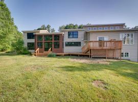 Bright Bluemont Home with On-Site Pond and Mtn Views!, hotel with parking in Paris