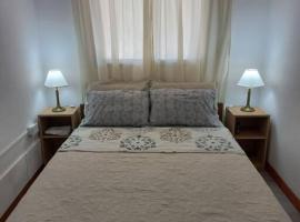 Departamento impecable. con cochera, hotel econômico em Luján