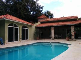 Casa Beard, Spacious Guest House with High Speed WiFi & Pool., pension in Playa del Carmen