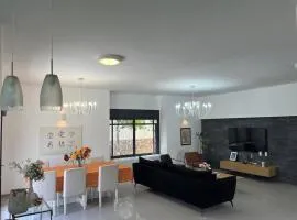 וילה מפנקת ומאובזרת במיקום מעולה