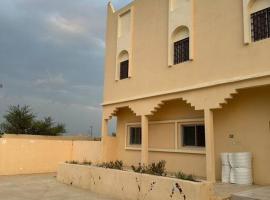 شقه كبيره بتصميم انيق وفناء خارجي, holiday rental in Ar Rabbah