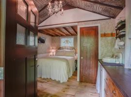 Vintage Wild West Tiny Hotel in the Woods!, lodge en Pine City