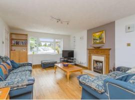 Spacious 5 Bedroom 11 Guest Family House in Horsham, familiehotell i Roffey
