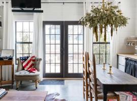 Hip, Cozy Cottage with a Fire Pit in Cleveland Park, semesterboende i Nashville