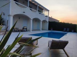 Superbe villa avec piscine, hotel din St Jean de l’Esterel